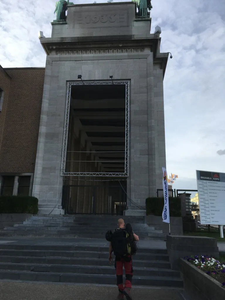L'entrée monumentale d'un palais du Heysel avec son cadre métallique vide au-dessus des portes