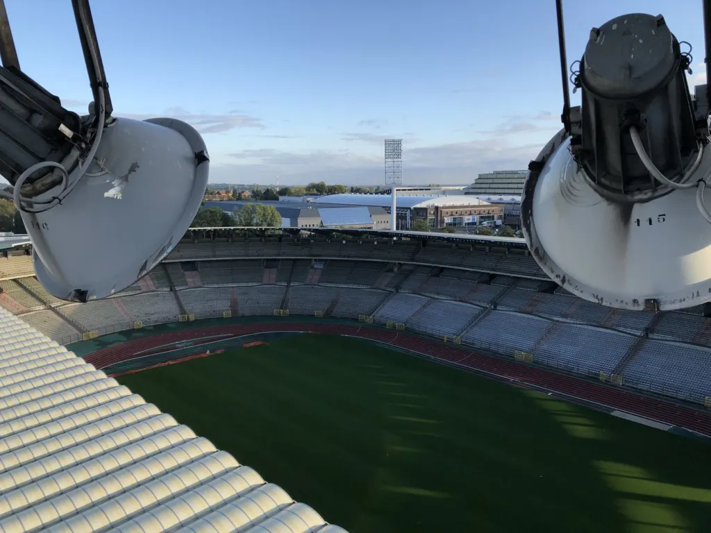 Rangée de projecteurs en tête de mât, le stade Roi Baudouin en contrebas