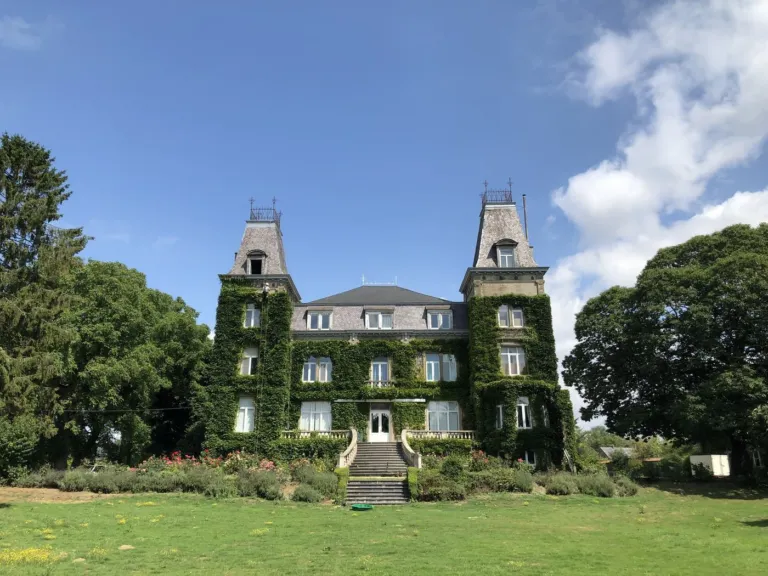 Le château d'Éghezée et ses deux tours, façades couvertes de lierre
