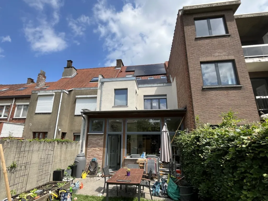 L'arrière de la maison et son annexe vus depuis le jardin