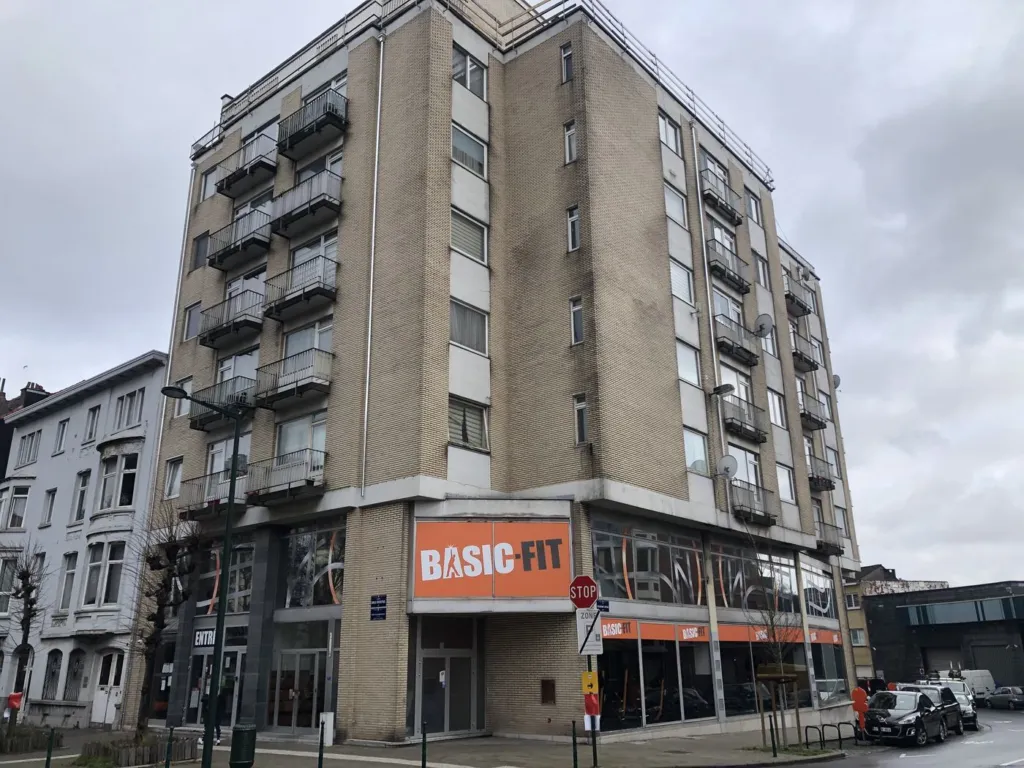 L'immeuble de sept niveaux vu depuis la rue, avec ses balcons