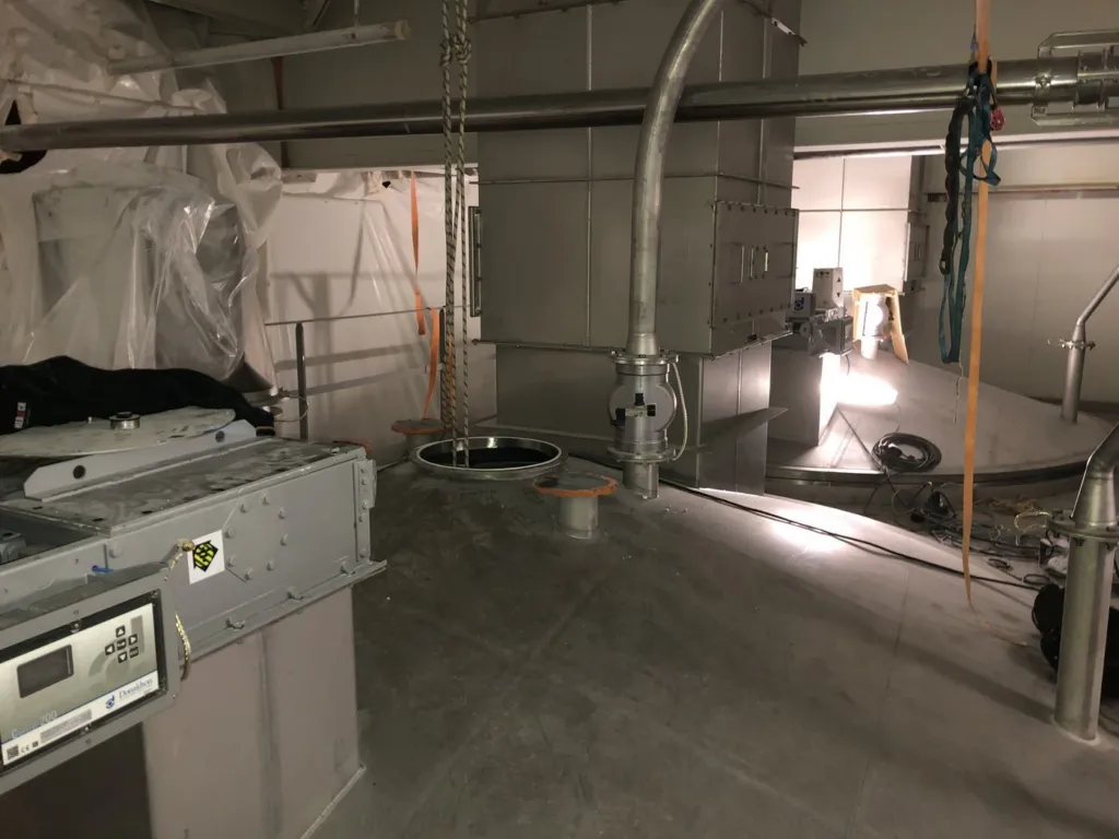 Vue d'ensemble de l'installation industrielle au niveau de la plateforme supérieure du silo
