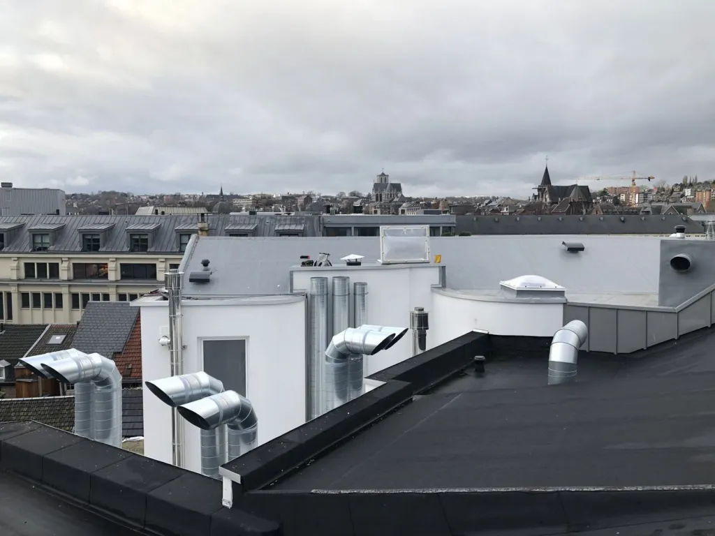 Vue d'ensemble de l'installation depuis la toiture, les conduits montant dans la cour