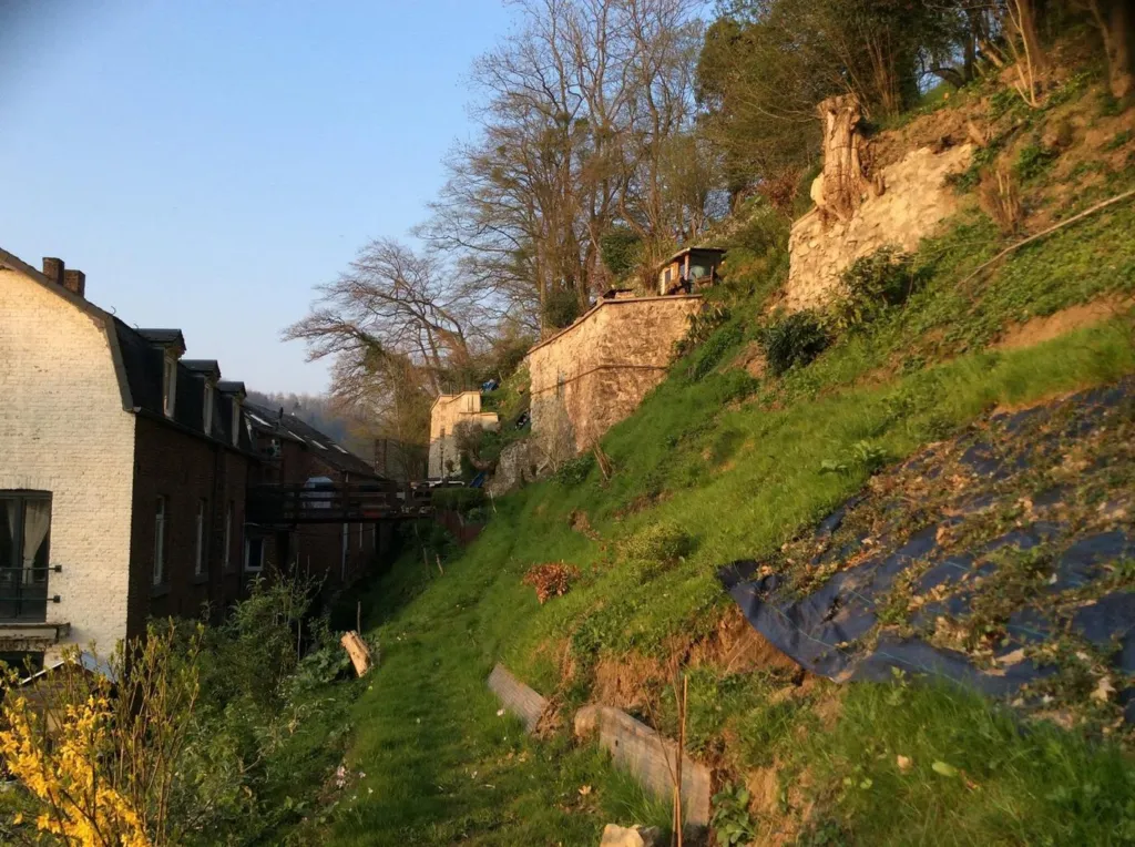 Le mur de soutènement restauré, avec ses couronnements, vu d'ensemble