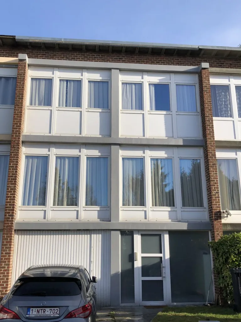 Une maison des années soixante aux grandes baies, encadrements de béton restaurés