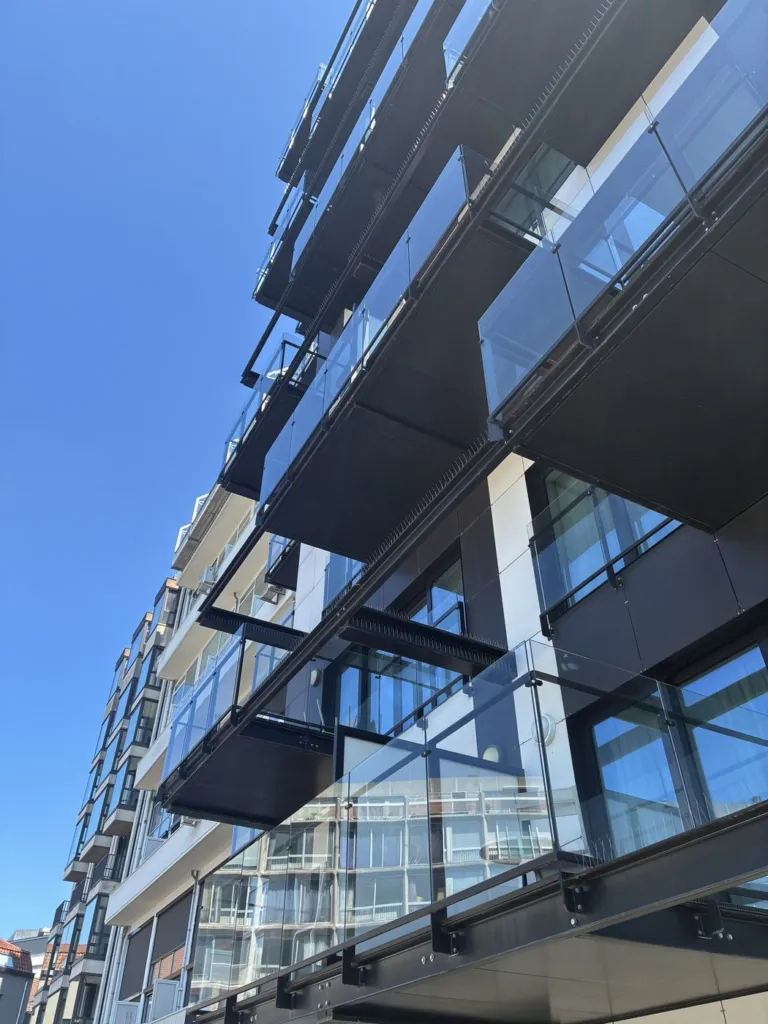 Les balcons et leurs poutres métalliques en hauteur, vus en contre-plongée