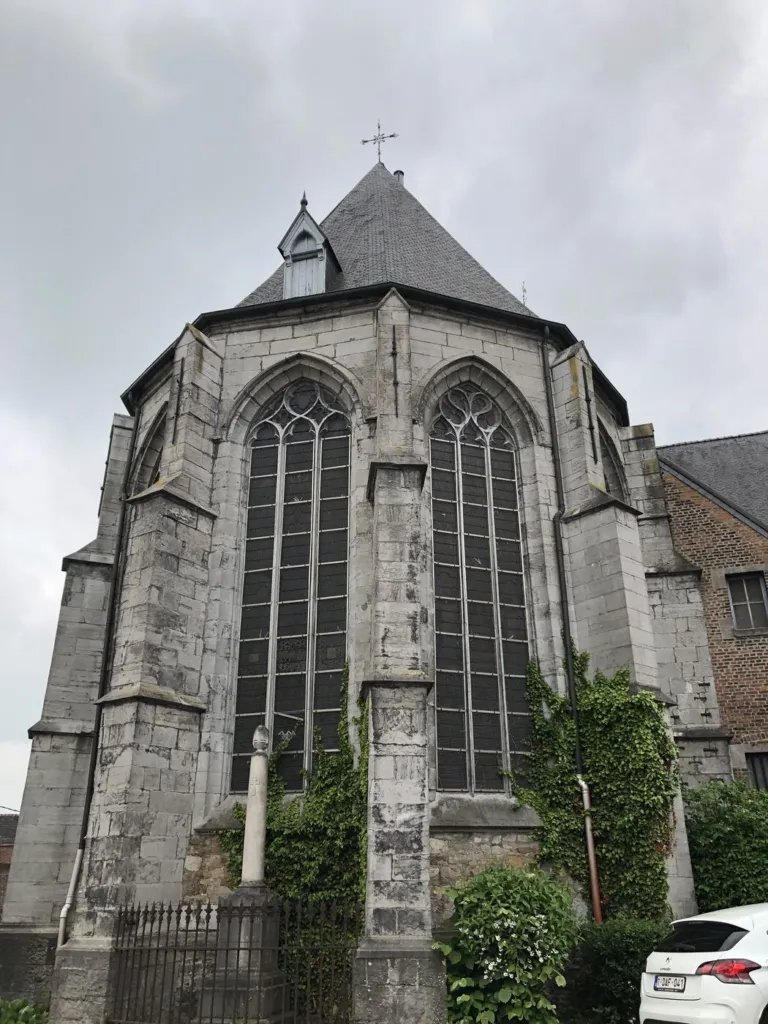 Le chevet à pans de l'église et ses grandes baies à remplages