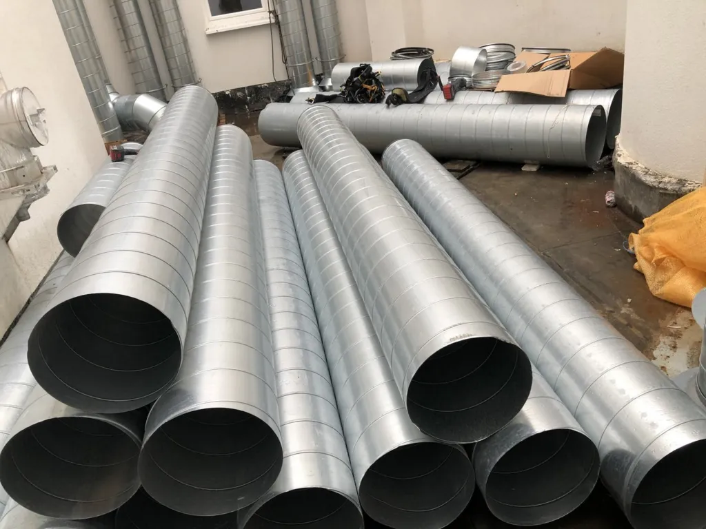 Sections de conduits préparées au sol de la cour intérieure