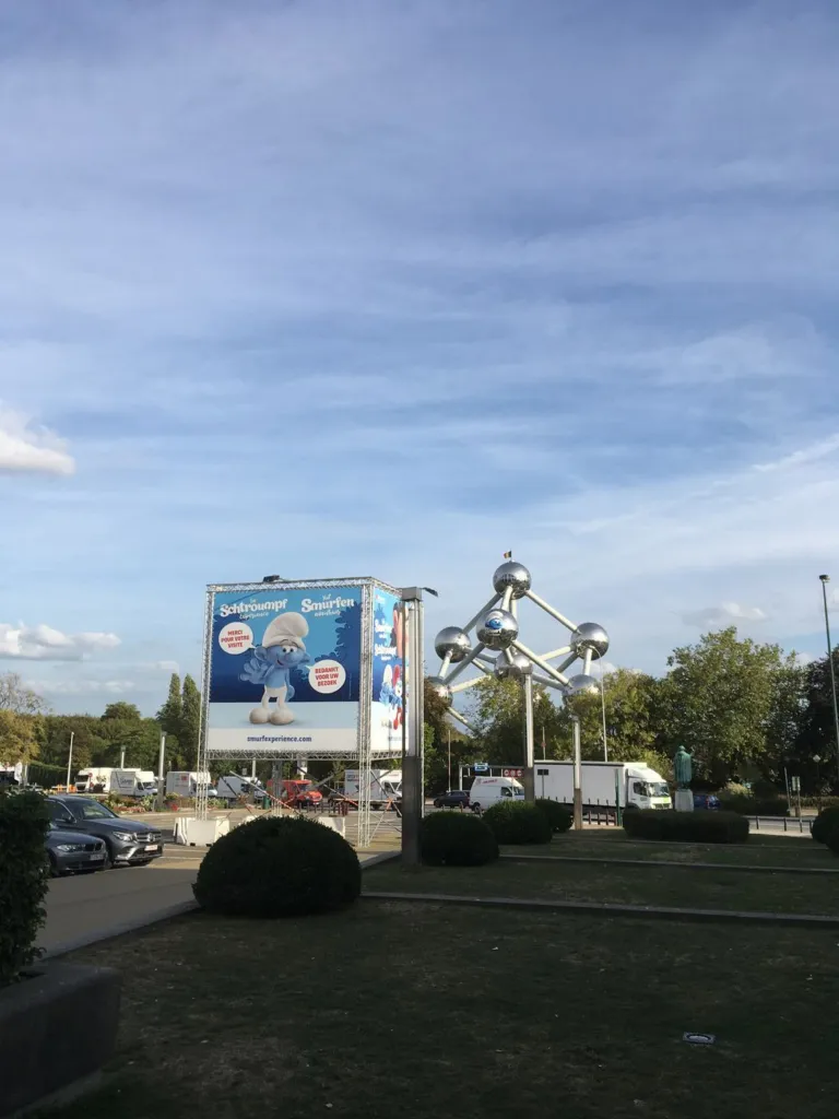 L'Atomium et les palais du Heysel, une affiche de l'exposition sur un panneau au premier plan