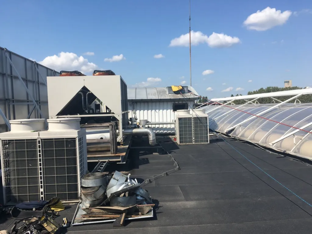 Groupes de ventilation et équipements techniques sur la toiture plate