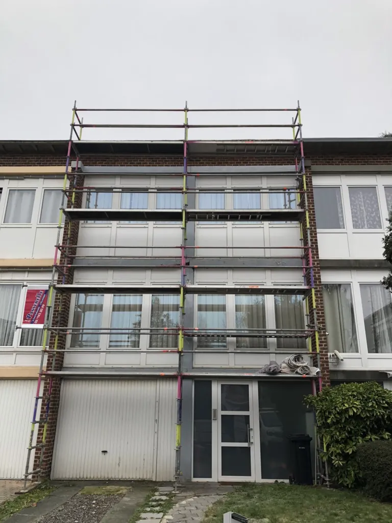 L'échafaudage monté devant la façade vitrée