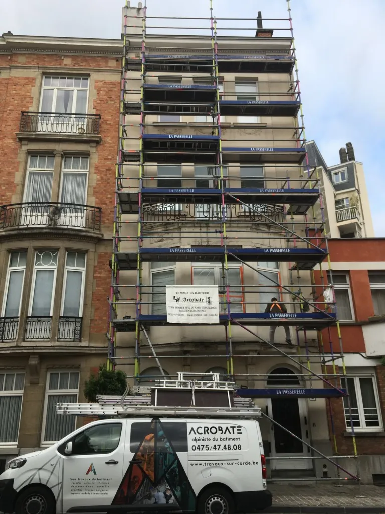 L'échafaudage monté devant la façade, la camionnette Acrobate au pied