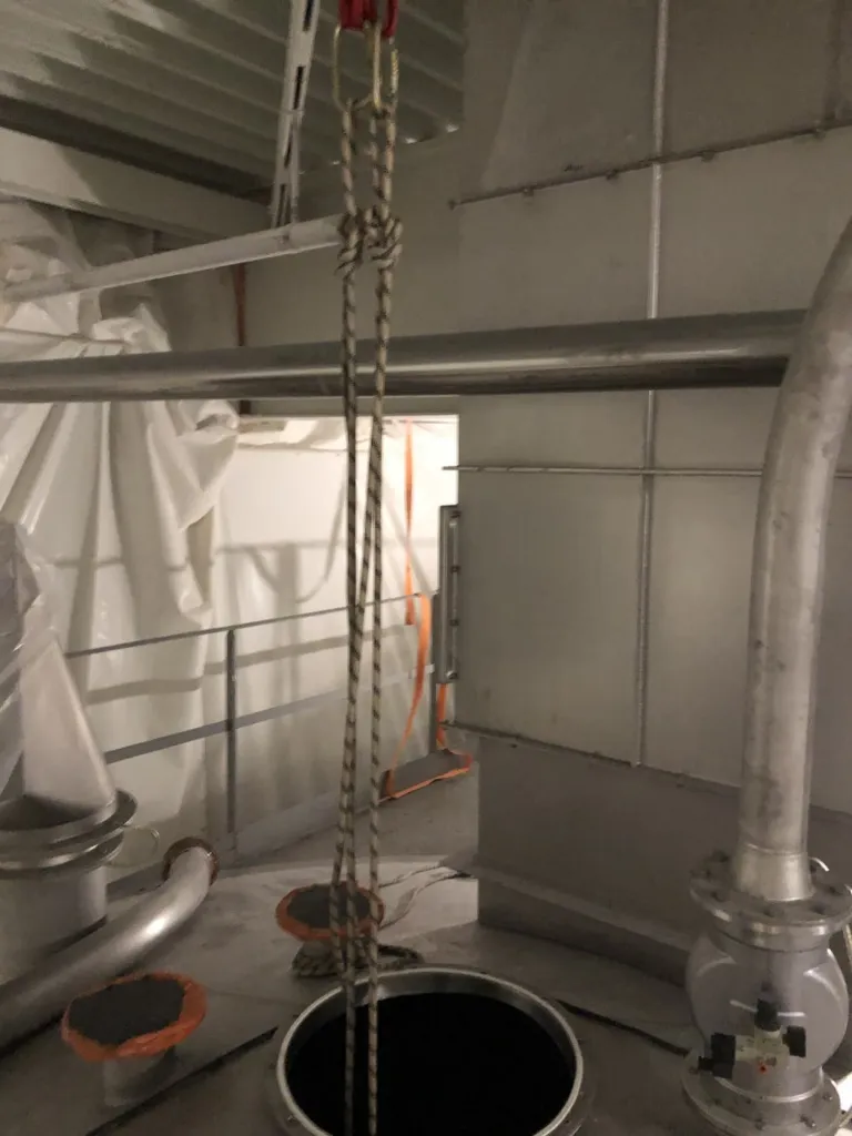 Ouverture d'accès au silo avec les cordes installées