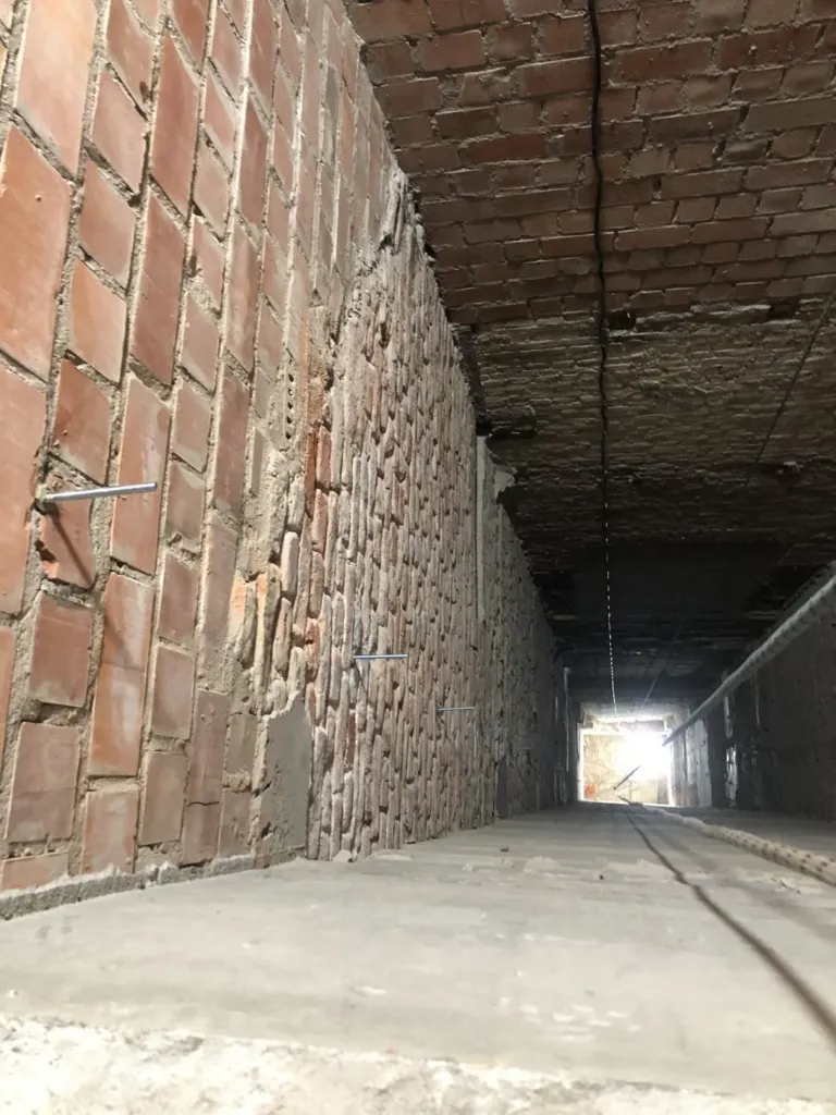 La galerie technique en brique avant équipement, sol nu