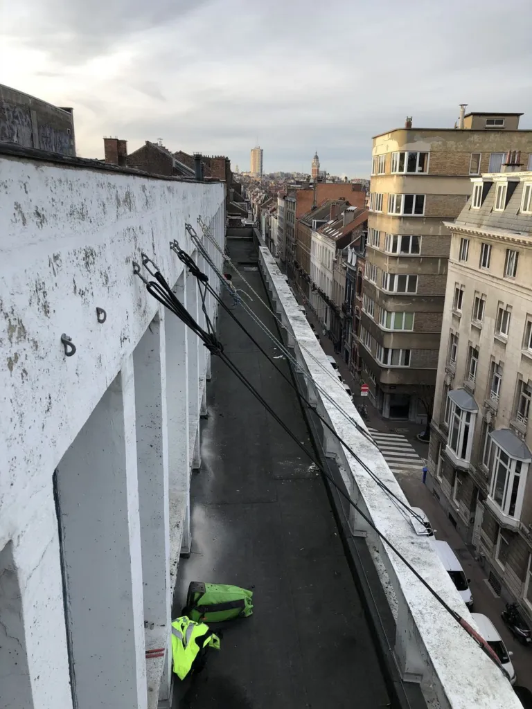 L'accès sur cordes depuis la terrasse haute, la rue en contrebas