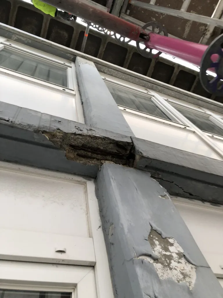 Le revêtement décollé sur un encadrement en béton