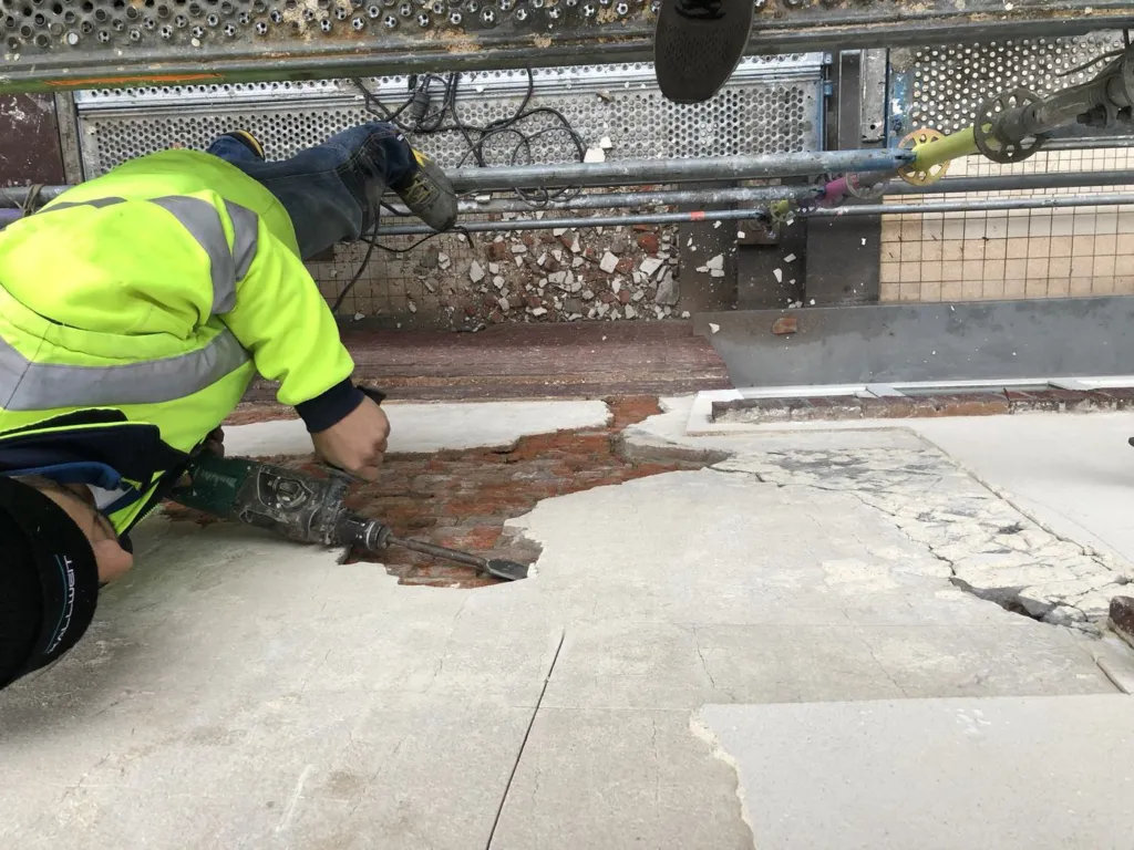Dépose du revêtement au marteau piqueur sur une terrasse