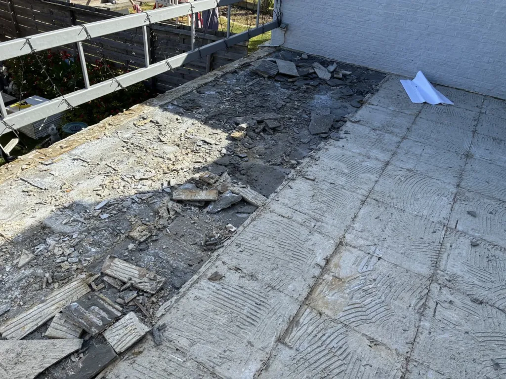 La dépose du revêtement existant, carreaux cassés et support apparent