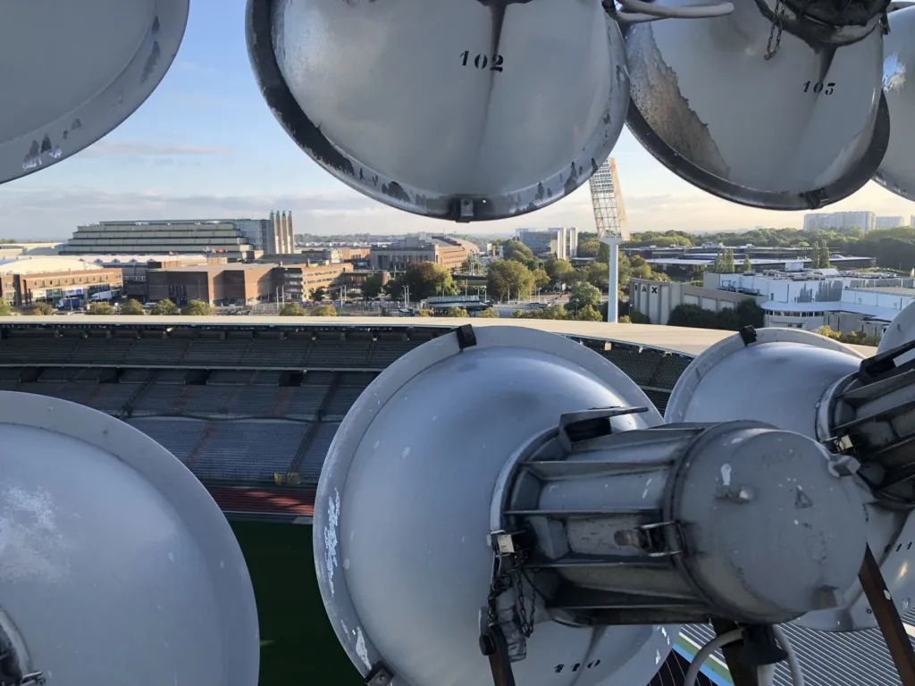 Ensemble des projecteurs d'une tête de mât, vu depuis la plateforme