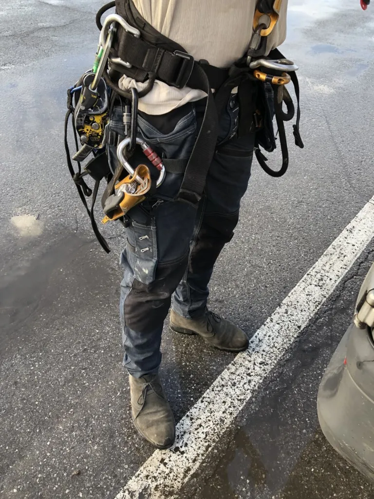 Équipement de l'intervenant avant la descente, harnais et casque