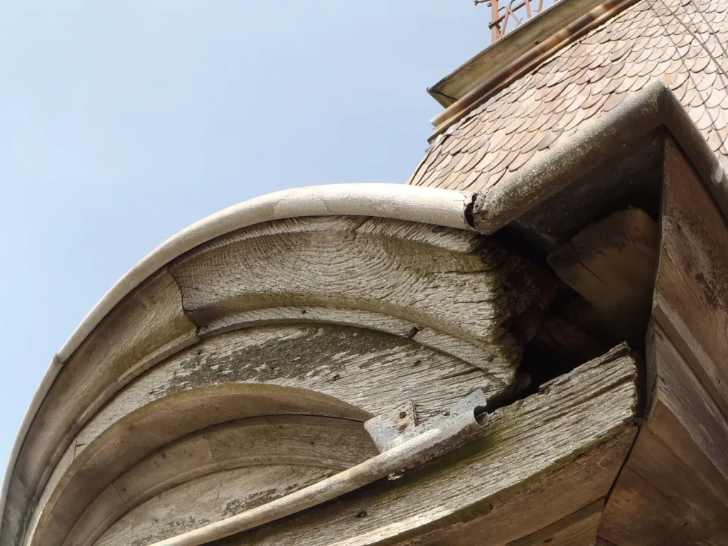 État des boiseries d'une lucarne du château, vu de près depuis la corde