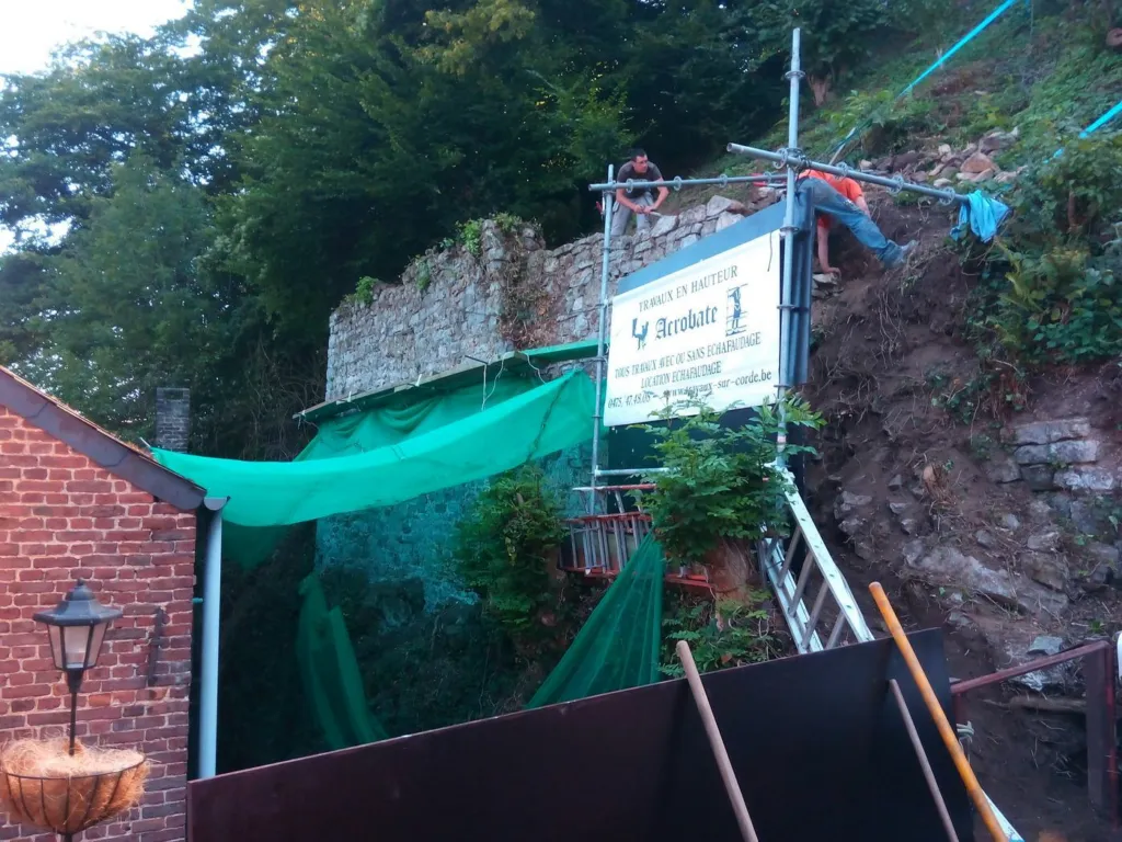 Installation du chantier au pied et en tête du mur