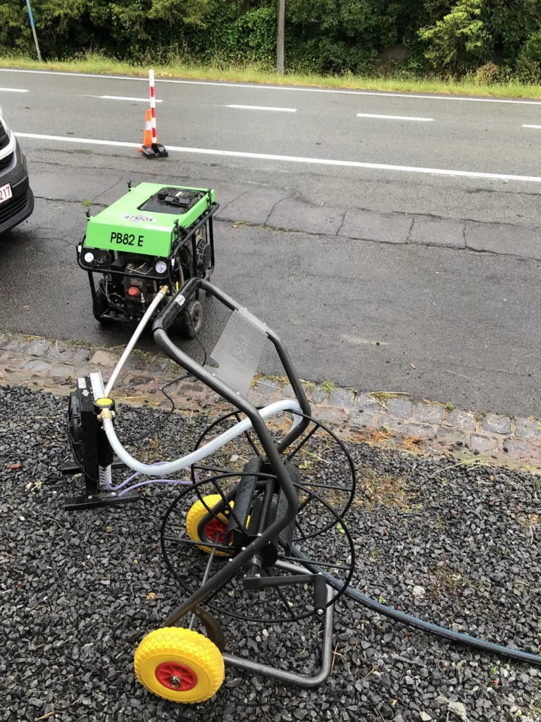Le compresseur et les tuyaux au sol, en bord de route