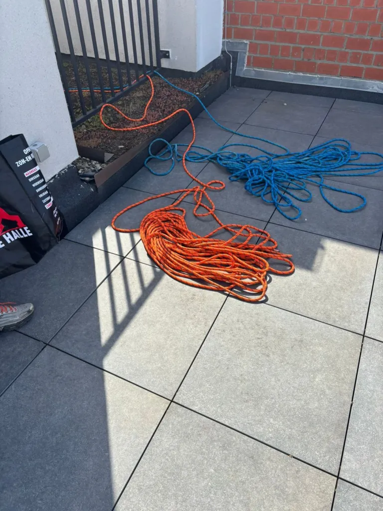 Les cordes orange et bleue préparées sur la terrasse haute