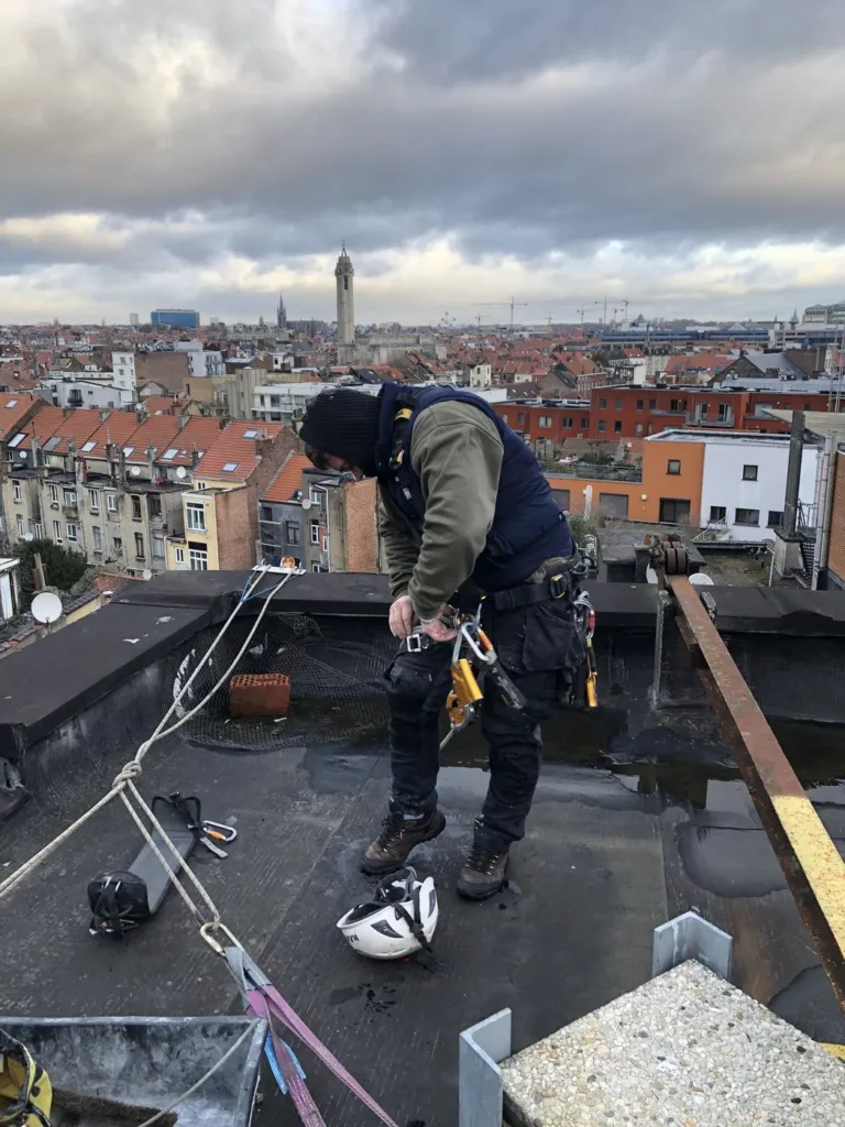 Préparation du matériel sur la toiture, les toits de la ville derrière