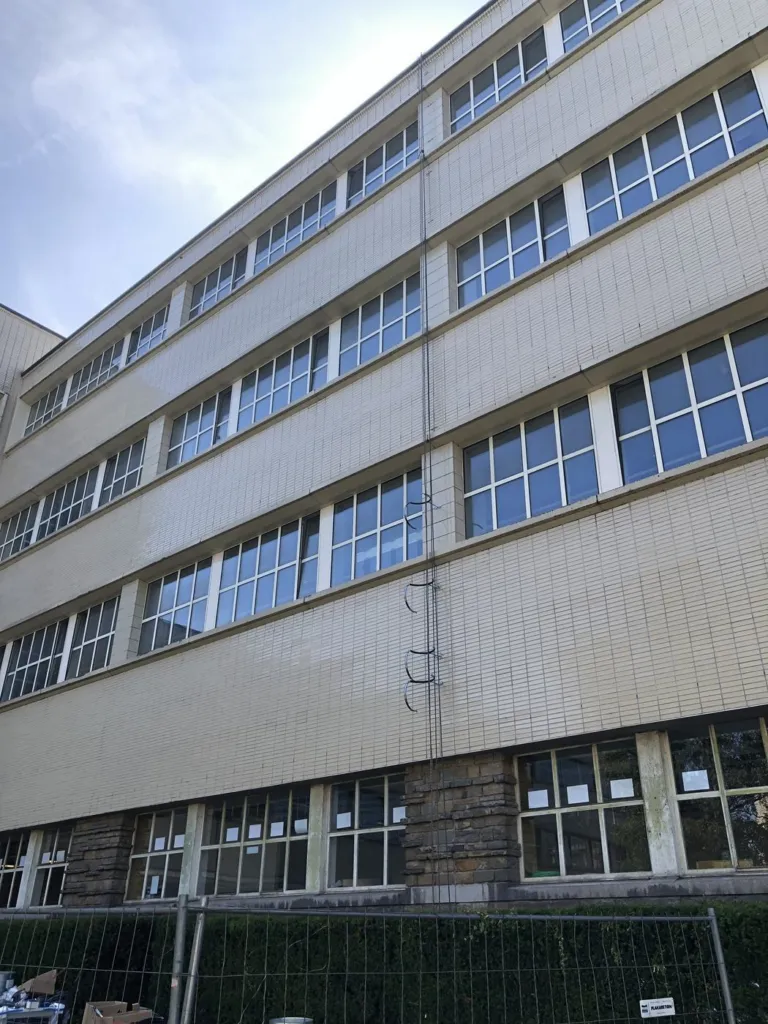 Préparation des fixations sur la façade, avant la pose des conduits