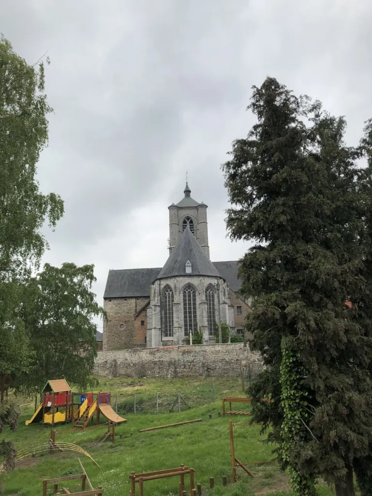 L'église et sa tour vues depuis un jardin des abords