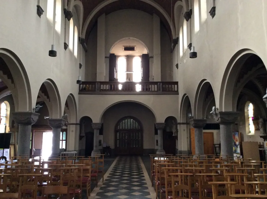 L'intérieur de la nef, tribune d'orgue et bancs