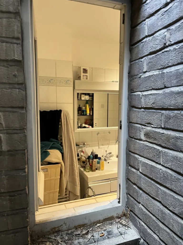 L'accès au puits depuis la fenêtre d'une salle de bains