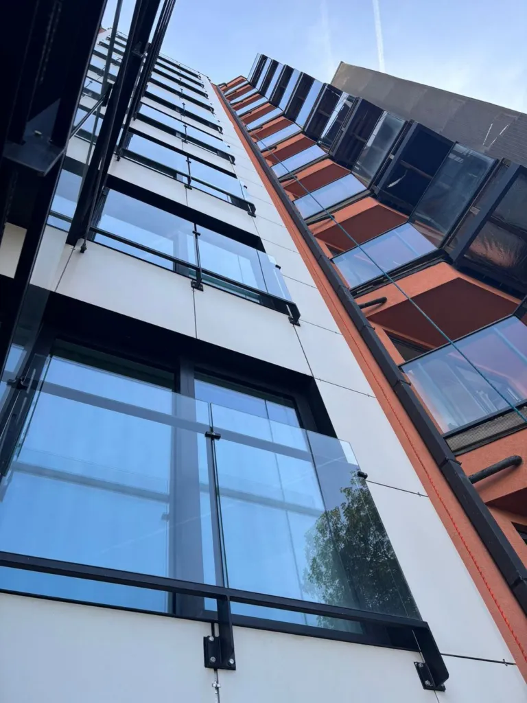 Les cordes tendues le long de la façade vitrée, vues d'en bas