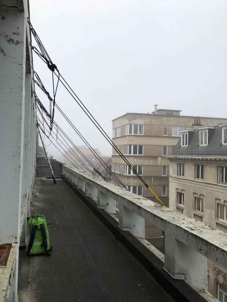 La configuration de la terrasse haute, cordes installées sur l'acrotère