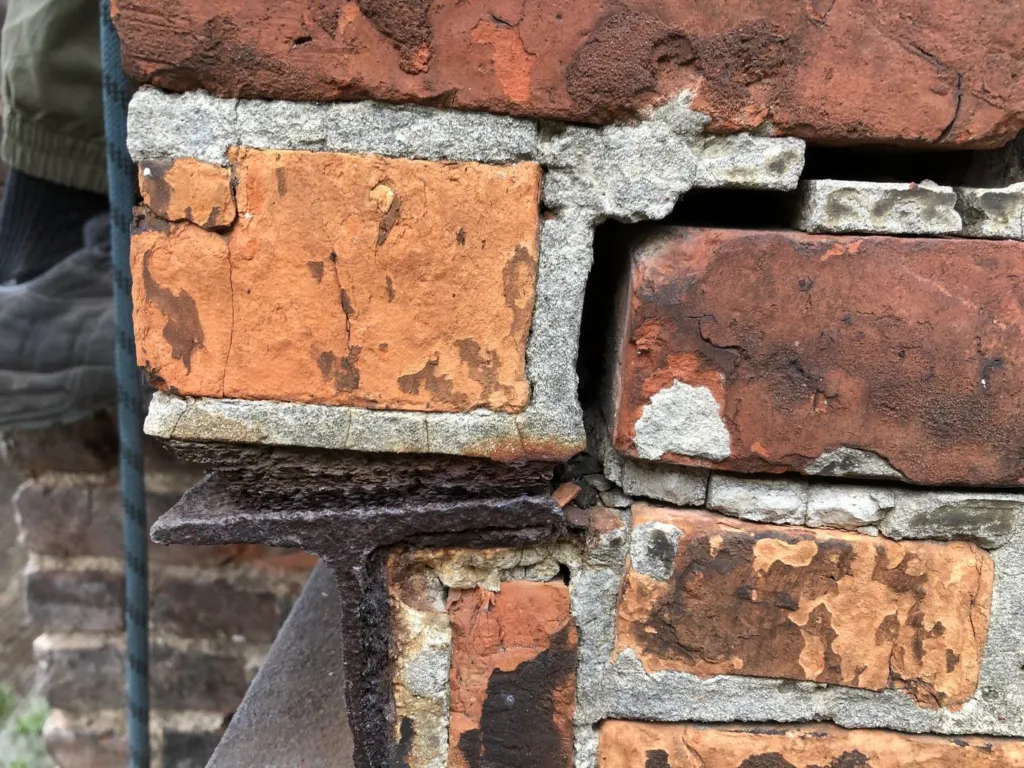 Détail de joints dégradés et de briques descellées