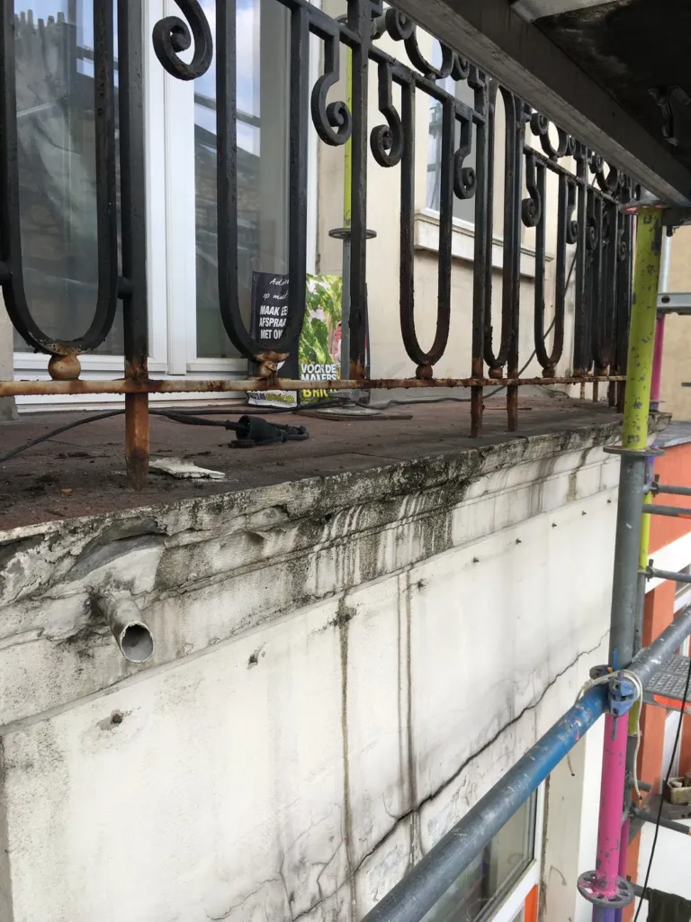 La rive du balcon et son garde-corps en fer forgé avant travaux