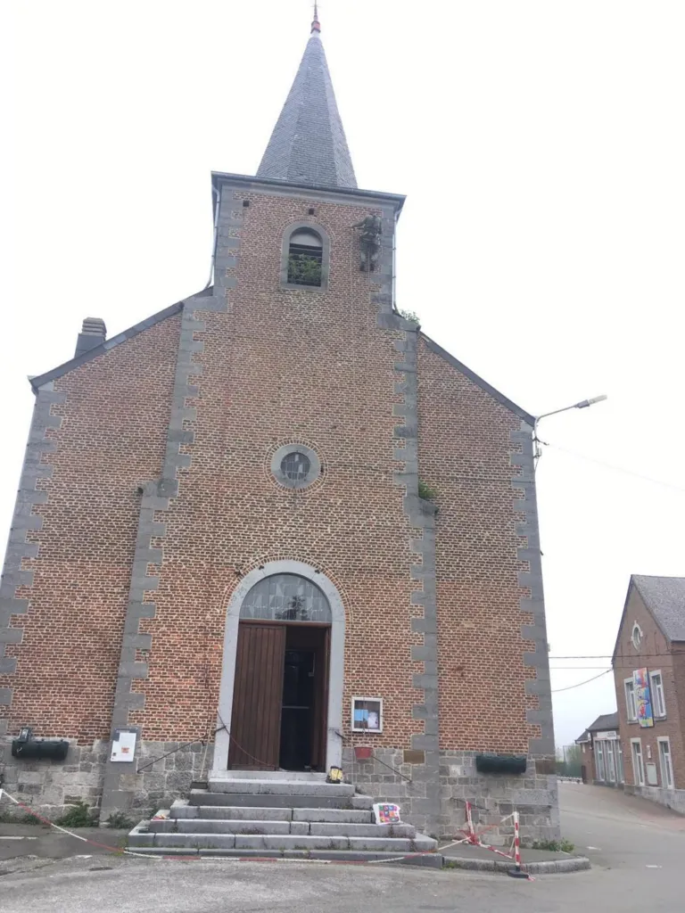 La façade principale de l'église et son portail, la tour au-dessus