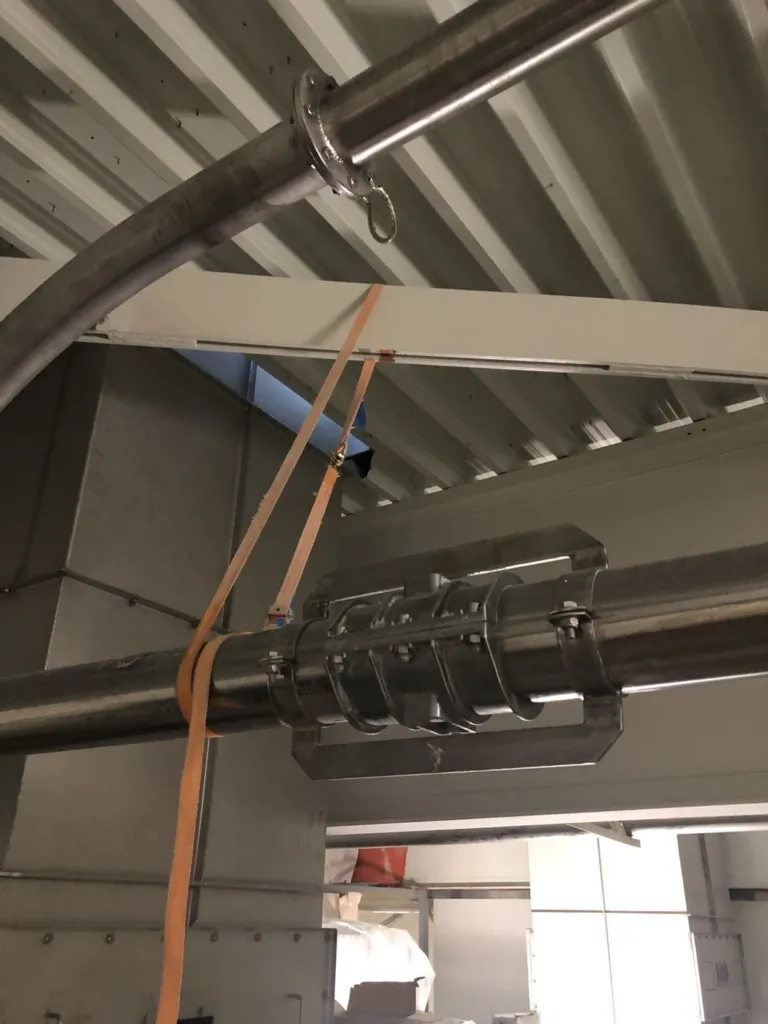Installation du matériel de manutention au-dessus de l'accès