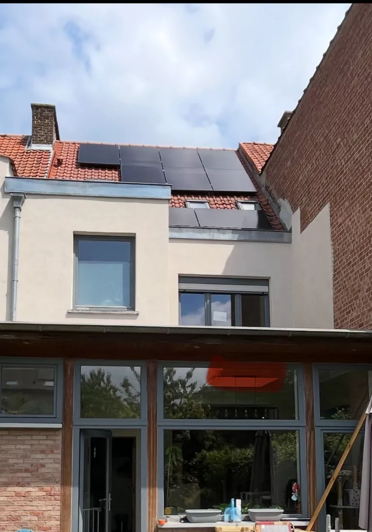 L'arrière de la maison et la véranda, la façade enduite au-dessus