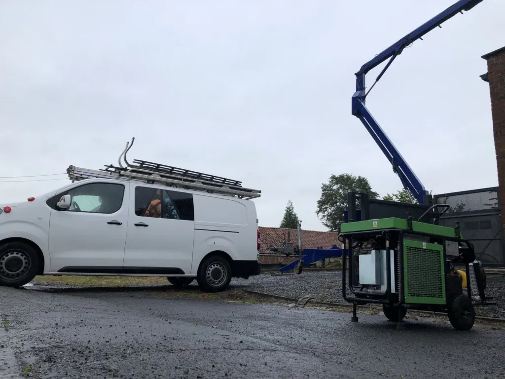 La camionnette Acrobate et le matériel sur le gravier du chantier