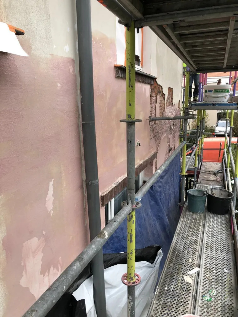 Les surfaces préparées en teinte rouge avant l'enduit, depuis l'échafaudage