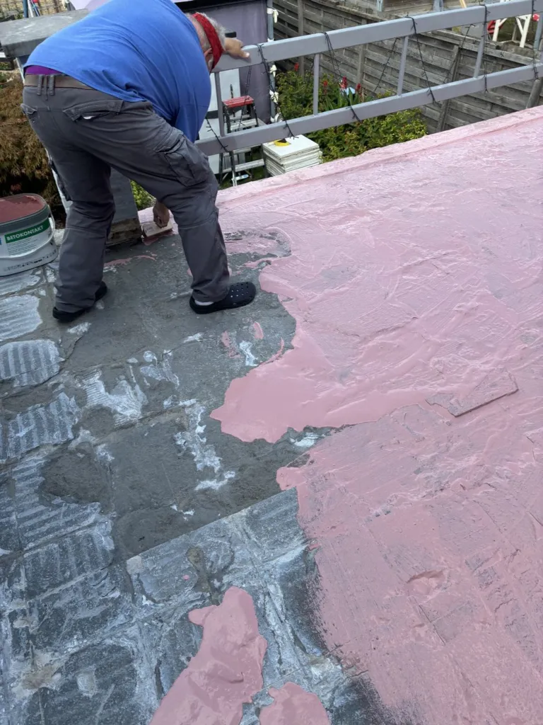 Préparation du support de la terrasse, un intervenant au travail