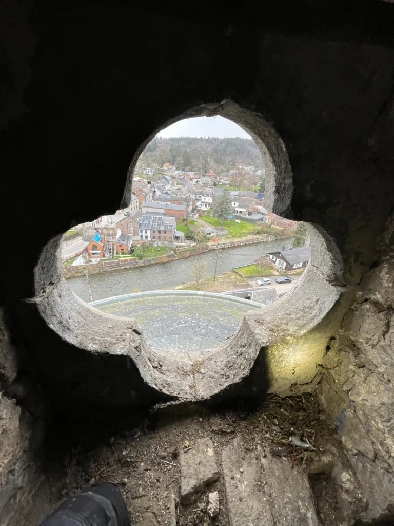 La vue sur Rochefort et la rivière depuis l'ouverture en quatre-feuilles du clocher
