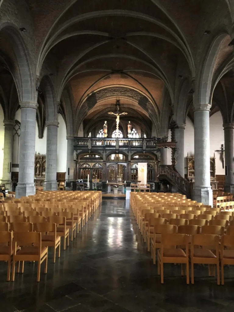 L'intérieur de la nef, chaises alignées, chœur au fond