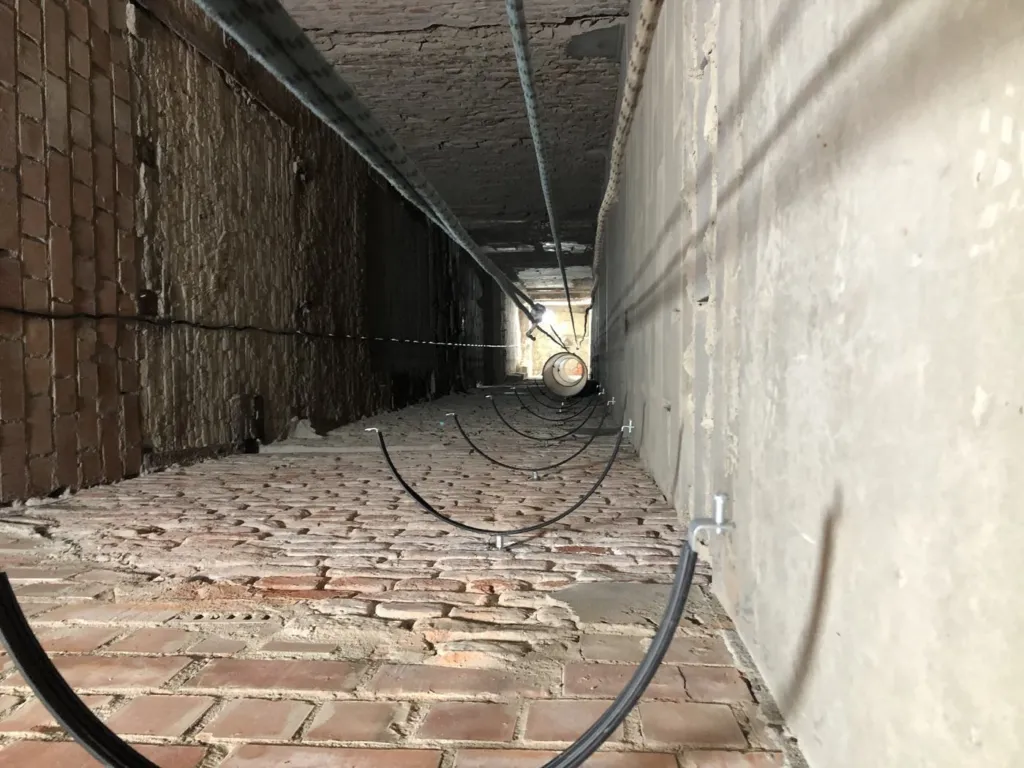 Les supports alignés le long de la galerie, conduit en cours de pose