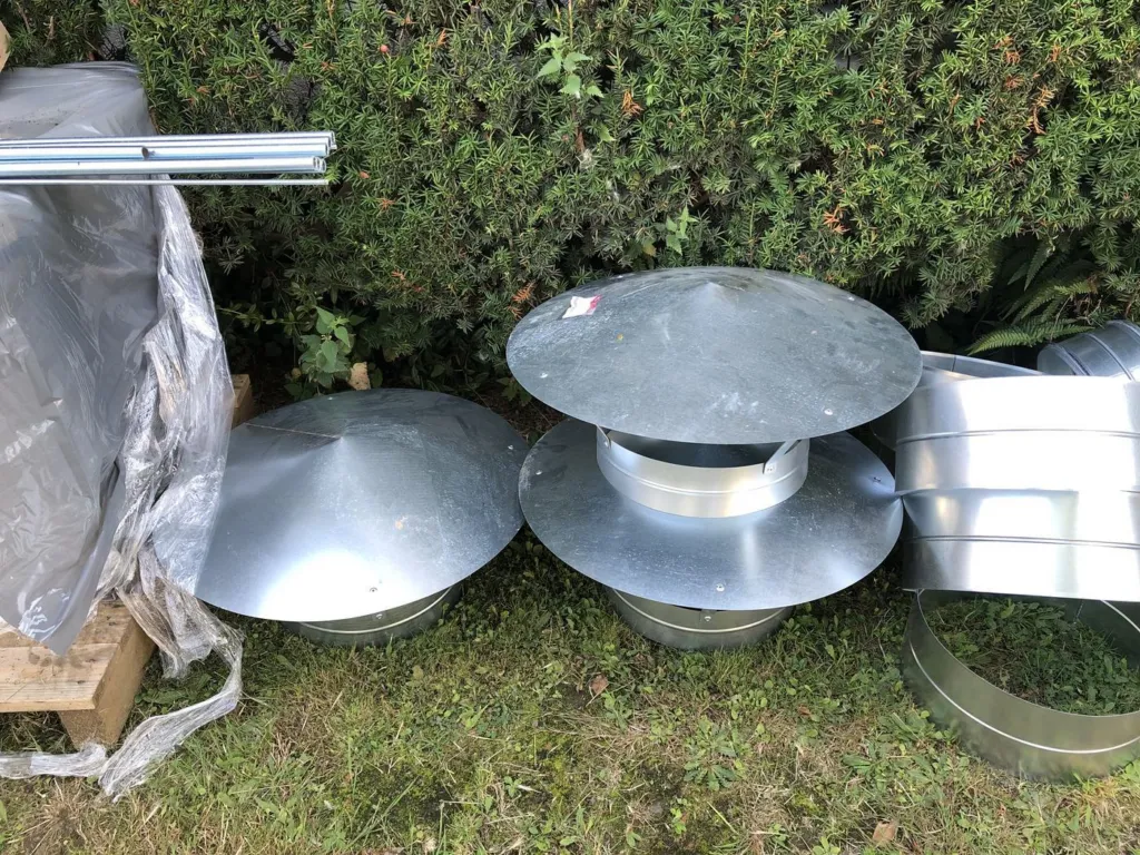 Chapeaux de ventilation et accessoires préparés avant la pose