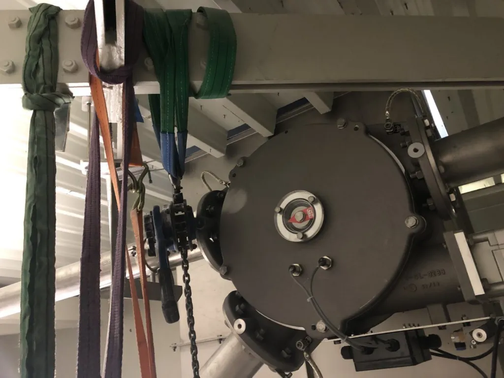 Cordes disposées parmi les conduites et équipements de l'installation