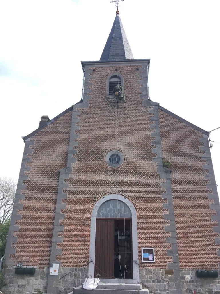 La façade principale pendant l'intervention, un cordiste sur la tour