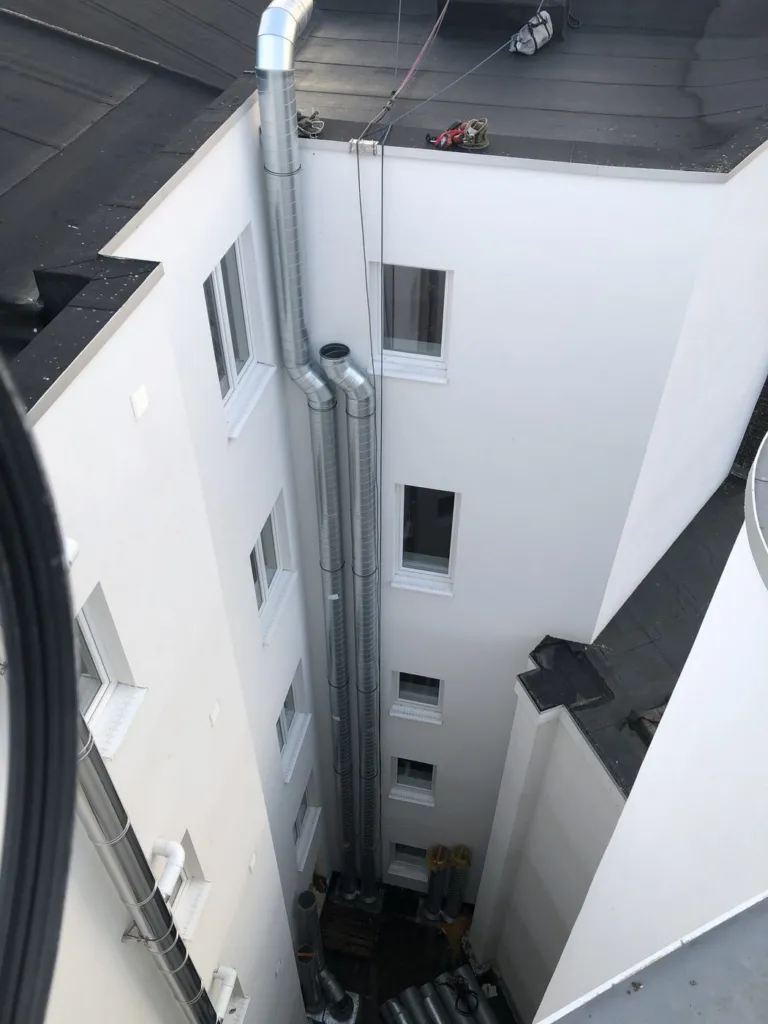 Premiers éléments de conduits posés en façade